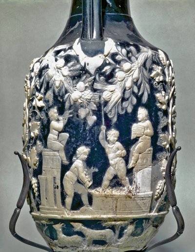 Kleine amphora genaamd blauwe vaas die eros toont bij de druivenoogst door Roman