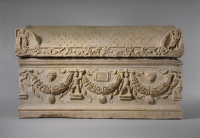 Marmeren sarcofaag met guirlandes, c.200-225 AD door Roman