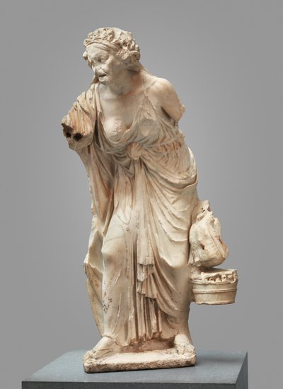 Marmeren standbeeld van een oude vrouw door Roman