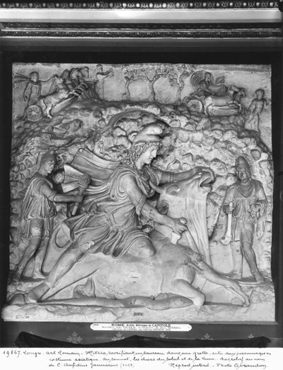 Mithras die de stier offert in een grot tussen twee personages in Aziatische kostuum, 2e-3e eeuw (marmer) door Roman