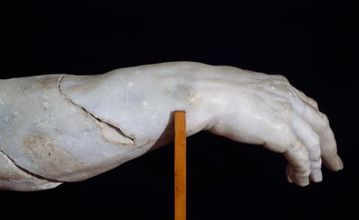 Rechterhand van Polyphemus, fragment van Polyphemus Groep, of Odysseus verblindt Polyphemus, marmeren beeldhouwwerk door Roman