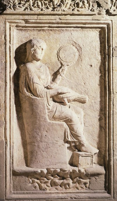 Reliëf met een Romeinse dame met een spiegel door Roman