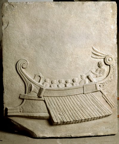 Romeinse kunst: Romeinse trireem - Fragment van marmeren fries uit Pozzuoli door Roman