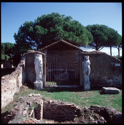 Romeinse kunst: uitzicht op de ruïnes van het heiligdom van de godheid Attis (of Atys), regio IV door Roman