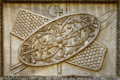 Romeinse kunst: laag reliëf versiert een schild en wapens van de Tempel van de Goddelijke Hadrianus door Roman