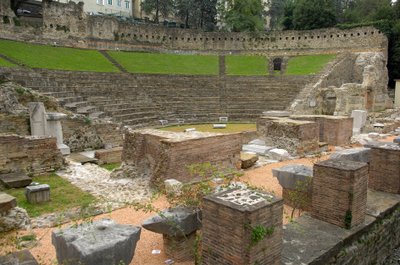 Romeinse kunst: uitzicht op het Romeinse theater (1e eeuw v.Chr.), Triëst, Italië door Roman