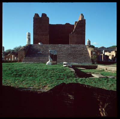 Romeinse kunst: uitzicht op de ruïnes van het Capitool, archeologische site van Ostia door Roman