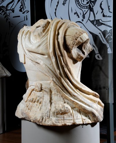 Gebeeldhouwd torso van een ruiter, vermoedelijk een kopie van een originele bronzen standbeeld van Alexander de Grote, c.75-25 BC door Roman