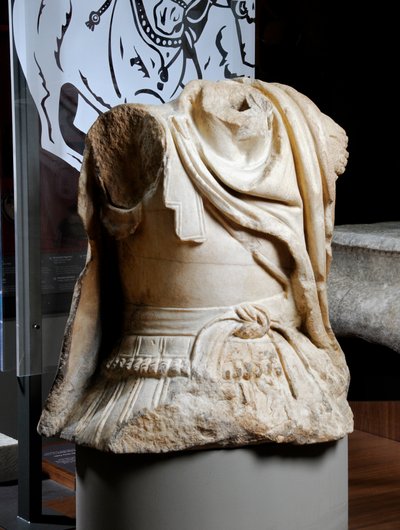 Gebeeldhouwd torso van een ruiter, vermoedelijk een kopie van een originele bronzen standbeeld van Alexander de Grote, ca.75-25 v.Chr. door Roman