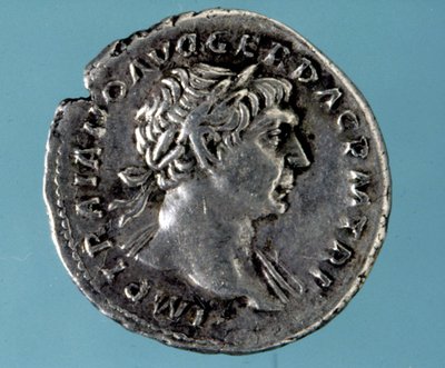 Zilveren munt met de beeltenis van de Romeinse keizer Trajanus (53 - 117). Collectie van het medagliere van Milaan. door Roman