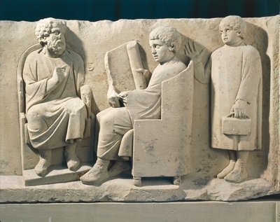 Stenen grafmonument met reliëf van Neumagen school met leraar en leerlingen, ca. 180 door Roman