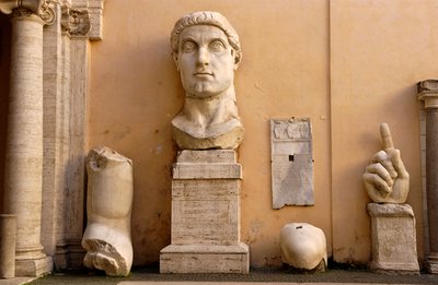 De binnenplaats van het Paleis van de Conservatoren (Palazzo dei Conservatori) bij de Musei Capitolini: fragmenten van het kolossale standbeeld van Constantijn daterend uit 313-324 n.Chr. door Roman