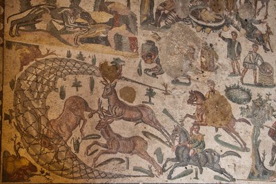 Derde kamer van het privé-appartement, vloermozaïek, Villa Romana del Casale, Piazza Armerina, Sicilië, Italië door Roman