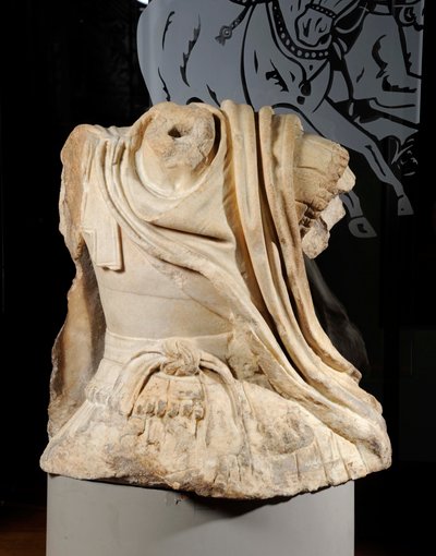 Torso van Lucio Licinio Murena geïnspireerd door de te paard Alexander van de bronzen groep van Lysippos gewijd aan Dion, 67 AD (marmer) door Roman