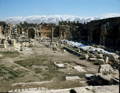 Zicht op de Grote Hof van het oude tempelcomplex van Heliopolis, 2e eeuw door Roman