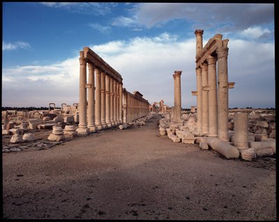 Uitzicht op de grote colonnade en de monumentale boog door Roman