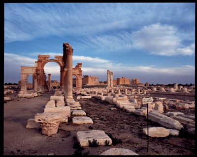 Zicht op de grote colonnade en de monumentale boog door Roman