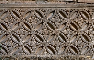 Architecturaal fragment met gebeeldhouwde decoratie, Hoge Keizerlijke Periode door Roman Imperial Period