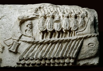Gipsafgietsel van een Romeinse bireme oorlogsschip met gewapende soldaten (reliëf op rots) door Roman Roman