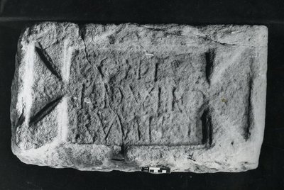 Centuriale steen van de Coh. I Vardullorum door Roman Roman