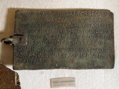 Decreet van post in het Latijn op bronzen plaat: het werd afgekondigd op 21 januari door Roman Roman