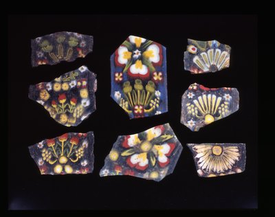 Acht bloemfragmenten van architecturale plaquettes, mozaïekglas techniek, ca. 1e eeuw voor Christus - 1e eeuw na Christus door Roman Roman