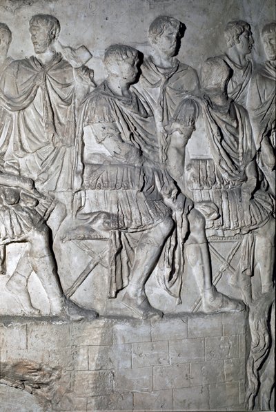 De Romeinse keizer Trajanus op de tribune die een krijgsraad houdt. Gietvorm uit 1862 die de bas-reliëfs van de Zuil van Trajanus reproduceert, gebouwd tijdens het bewind van keizer Trajanus (53-117). door Roman Roman
