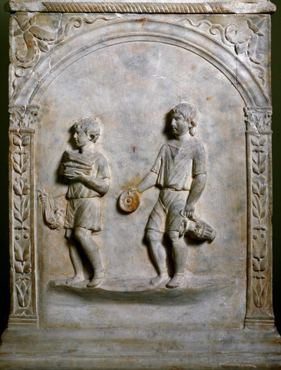 Romeinse kunst: grafaltaar toont twee dienaren die voorwerpen voor offer dragen. Laag reliëf. Rome, Museo Nazionale Romano door Roman Roman