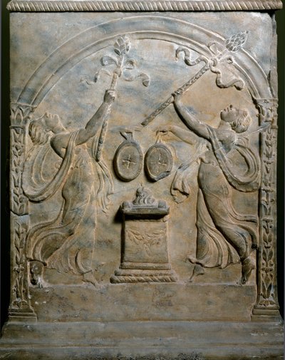 Romeinse kunst: grafaltaar met twee dansende menaden. Laag reliëf. Rome, Museo Nazionale Romano door Roman Roman