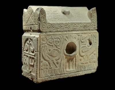 Romeinse kunst: reliekschrijn in de vorm van een sarcofaag, gevonden in Syrië door Roman Roman