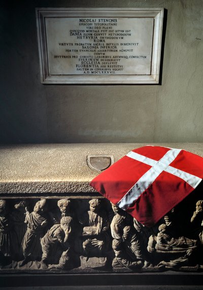 Romeinse sarcofaag gebruikt als graf van Niccolò Stenone (Niels Stensen) (1638-1686) anatoom en geoloog door Roman Roman