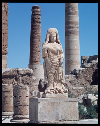 Ruïnes met een standbeeld van Abu Bint Damion (1e eeuw na Christus) door Roman Roman