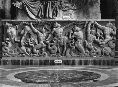 De Reuzen, detail van een reliëf dat Ariane en een gigantomachie afbeeldt door Roman Roman