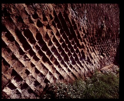 Zicht op de muren gebouwd met de opus reticolatum bouwtechniek, 5e eeuw v.Chr.-1e eeuw n.Chr. door Roman Roman