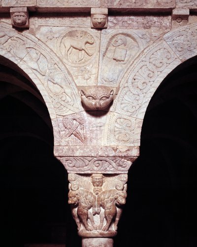 Detail (het lam van God en symbool van evangelist Lucas, gekerfd op de tribune van het Priorij) door Romanesque