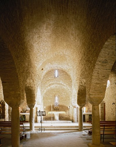 Interne weergave van de abdij door Romanesque