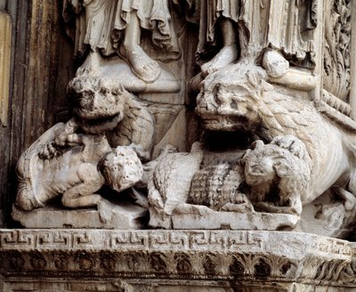 Monsters. Gekerfde steun van een kolom door Romanesque