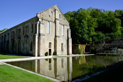 Romaans architectuur: buitenaanzicht van de smederij van de Cisterciënzer abdij van Fontenay, Bourgondië, eind 12e eeuw door Romanesque