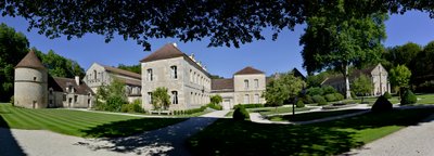 Romaans architectuur: panoramisch uitzicht op de Cisterciënzer abdij van Fontenay, Bourgondië door Romanesque