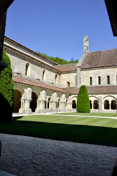 Romaanse architectuur: uitzicht op het klooster en de gebouwen van de Cisterciënzer abdij van Fontenay, Bourgondië door Romanesque