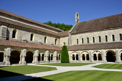 Romaanse architectuur: uitzicht op het klooster en de gebouwen van de Cisterciënzer abdij van Fontenay, Bourgondië door Romanesque