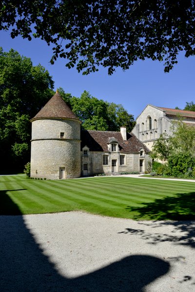 Romaanse architectuur: uitzicht op de duiventil en de kennel van de Cisterciënzer abdij van Fontenay, Bourgondië door Romanesque