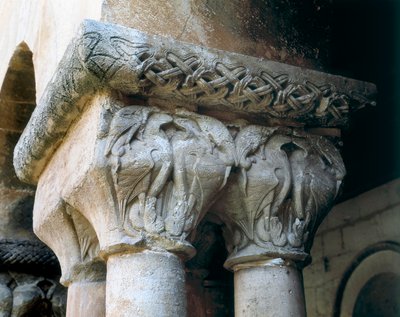 Romaans kunst: kapitelen van het klooster versierd met vogels. Architectuur door Romanesque