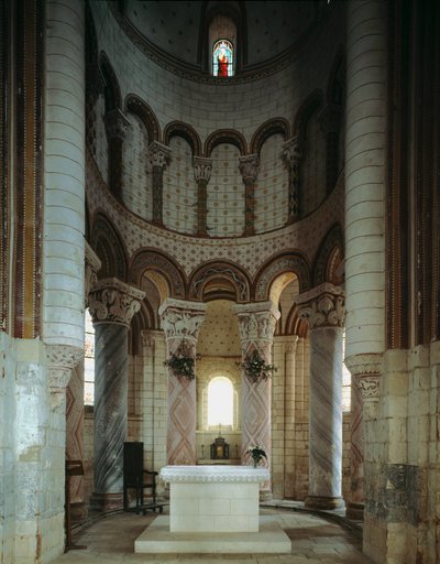 Romaans kunst: binnenaanzicht van de apsis en de omgang van de kerk van St. Peter. Chauvigny, Wenen door Romanesque