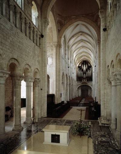 Romaans kunst: binnenaanzicht van de Basiliek van Saint Benoit sur Loire, gebouwd tussen de 11e en 13e eeuw door Romanesque