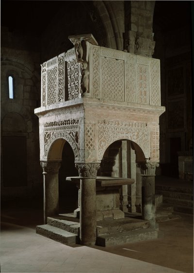 Romaans kunst: preekstoel van de kerk versierd met marmer en reliëfs, kerk van Santa Maria Maggiore (Tuscania, Italië) door Romanesque