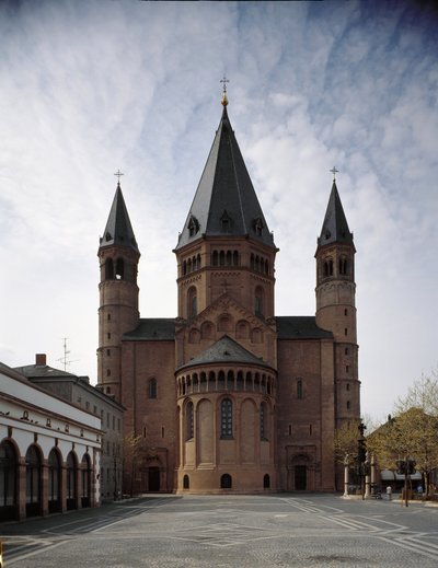 Romaans kunst: uitzicht op de kathedraal van Sint Martin, gebouwd tussen de 10e en 12e eeuw door Romanesque