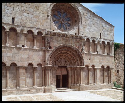 Uitzicht op de Sint-Dominicuskerk door Romanesque