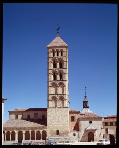 Zicht op de kerk door Romanesque