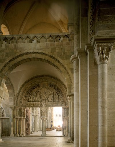 Uitzicht op de nartex en centraal timpaan dat de missie van de apostelen voorstelt. Basiliek van Santa Maria Magdalena (Sainte Marie Madeleine (1096-1106), Vezelay, Yonne door Romanesque
